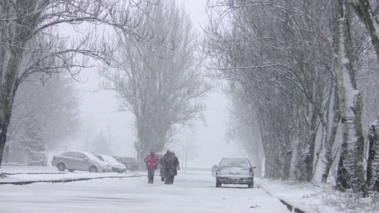 暴风雪的城市街道视频