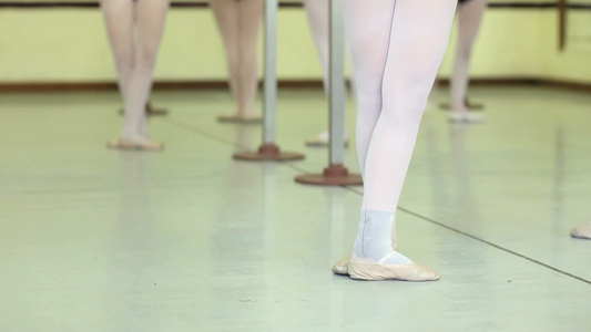 芭蕾舞学校的女芭蕾舞演员在课堂上练习视频