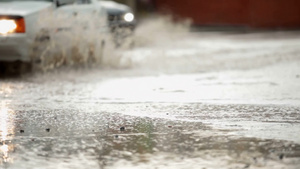 暴雨天气下的车辆13秒视频