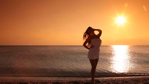 日落的海边一个女人的剪影28秒视频
