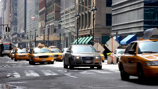 出租车和其他车辆沿着纽约典型的城市街道行驶视频