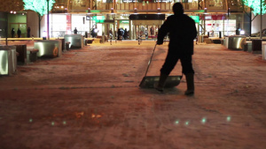 商场门口人工除雪30秒视频