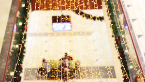 节日气氛里商场的装饰和彩灯的虚化镜头21秒视频