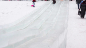 冬天滑雪场滑雪的人群延时21秒视频