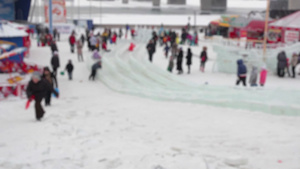 雪地上行走的人们21秒视频