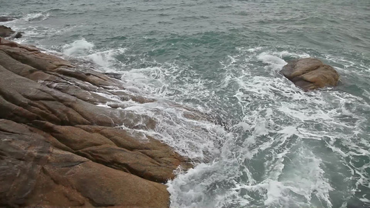 岩石海滩上的海浪[岩块]视频