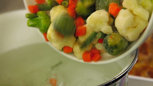 把蔬菜倒进沸水锅里视频