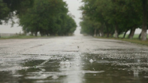 雨滴在道路的小水坑22秒视频