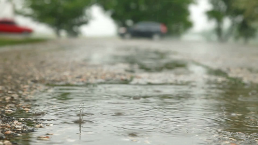 下雨中路上的小水坑特写视频