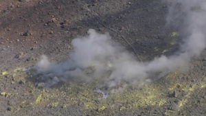 用硫处理从火山口的蒸汽20秒视频