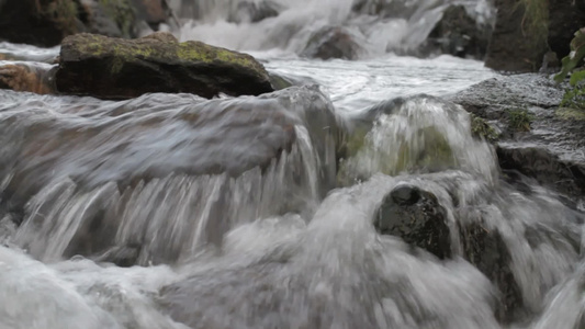 山谷里流淌的河流视频