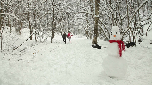 雪中奔跑的夫妇视频