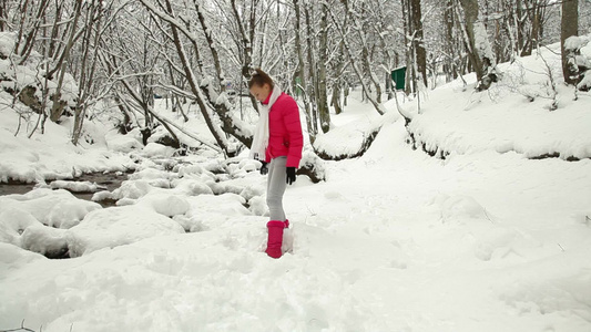 女孩在冬天的森林里玩雪球视频