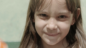 可爱的女孩子拿着棒棒糖微笑着看着相机14秒视频