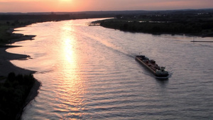 夕阳下在德国莱茵河航行的货船10秒视频