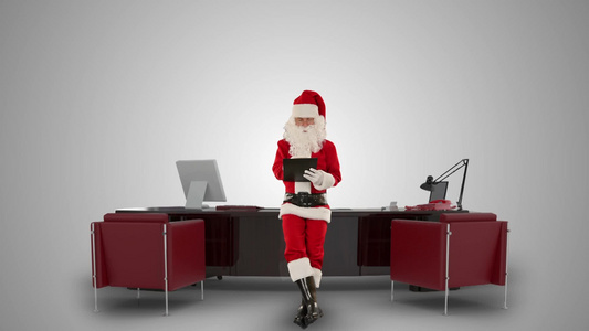 办公室读书的圣诞老人视频
