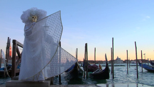 穿着威尼斯服装的人参加威尼斯狂欢节16秒视频