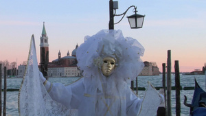 意大利威尼斯狂欢节戴面具的街头艺人23秒视频