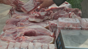 在街头市场购买猪肉19秒视频