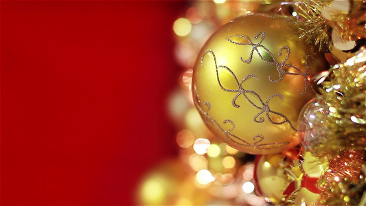圣诞树上闪闪发光的金色装饰品特写微距镜头视频
