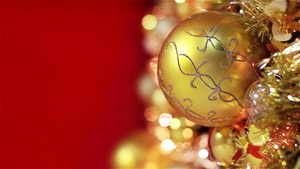 圣诞树上闪闪发光的金色装饰品特写微距镜头20秒视频