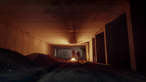 建筑工人在地下隧道里21秒视频