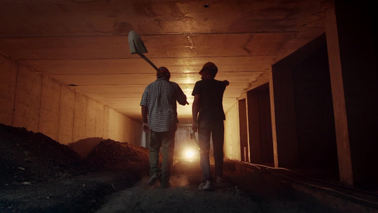 两个建筑工人在新工地穿过地下隧道视频