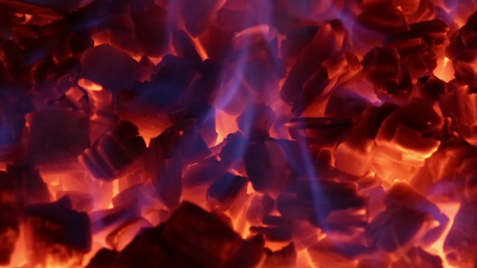木炭在旺盛地燃烧视频