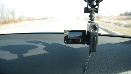 放在汽车副驾驶前的录像机视频