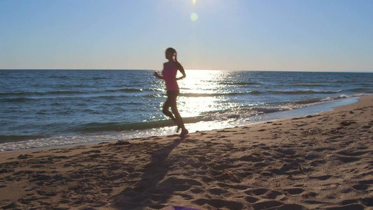 在海边慢跑的年轻女人视频