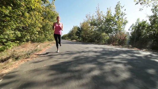 慢跑的年轻女子视频