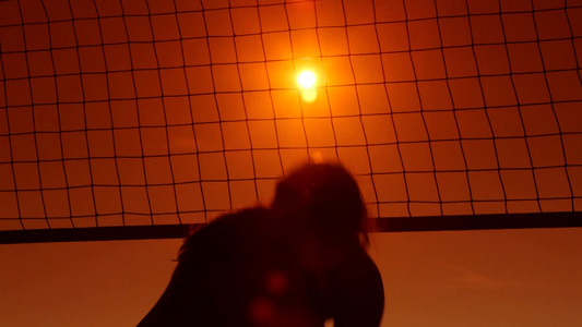 日落时在海滩上打排球[排球队]视频
