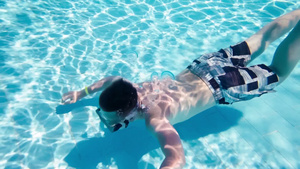 少年潜水到游泳池底下11秒视频