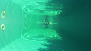 在水下游泳池里游泳的女孩10秒视频