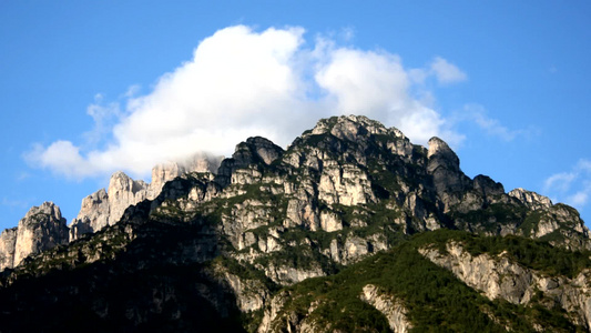 云层漂浮在阿尔卑斯山山顶视频