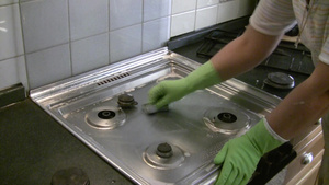 戴手套的女人清洁煤气炉10秒视频