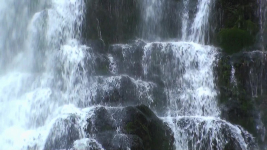 岩石与瀑布[飞泄]视频