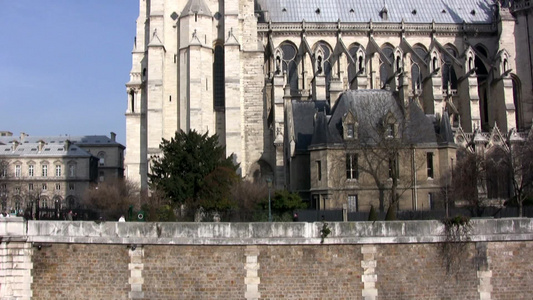 在远处观看巴黎教堂视频