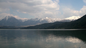 阿尔卑斯山与湖泊的延时12秒视频