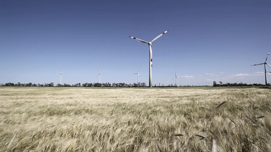 风能涡轮机在地平线上风力发电机视频