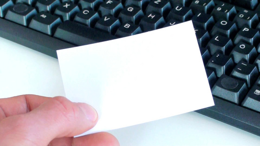 键盘前的白色卡片视频