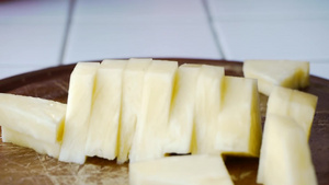 厨师用刀装盘菠萝片13秒视频