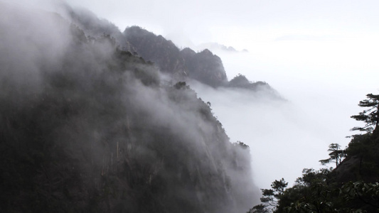 雨中的山脉烟雾缭绕视频