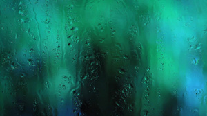 水珠停留在透过绿光的玻璃上12秒视频