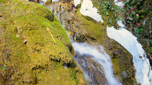 冬天银溪瀑布和苔藓岩石视频