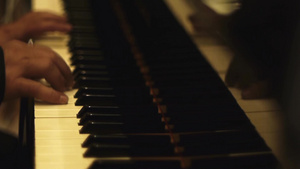  男士手弹钢琴特写15秒视频