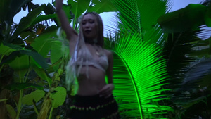 丛林中跳舞的女人24秒视频