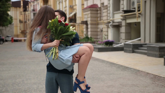 城市街头情侣拥抱亲吻恋爱视频