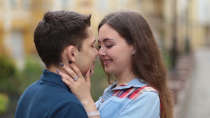 浪漫约会中抚摸拥抱的情侣18秒视频