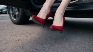 女孩穿着红色高跟鞋从车里出来16秒视频